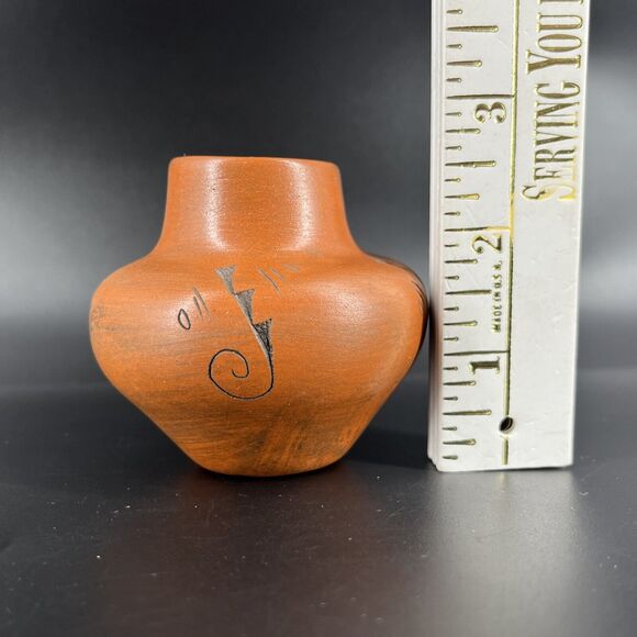 Vintage Southwestern Stoneware Pottery Mini Pot Vase Carved Design Signed 2006 - Picture 5 of 11